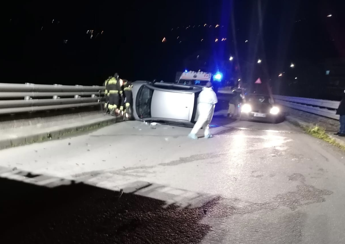 Incidente Autonomo Sulla Circonvallazione Auto Si Ribalta Lievi Ferite Per Il Conducente