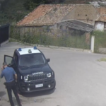 Ordigno rudimentale contro auto dei Carabinieri, 22enne arrestato. La scena ripresa dalla video sorveglianza (VIDEO)