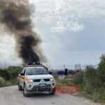 Fiamme al centro di stoccaggio rifiuti, in azione Vigili del Fuoco e squadre di pronto intervento