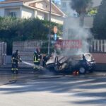 Auto in fiamme in via Cernaia, paura per una signora fortunatamente illesa